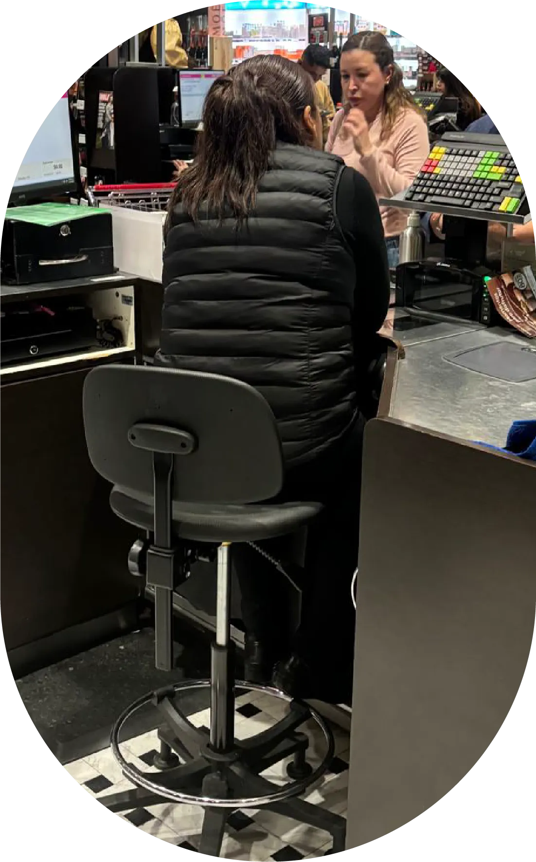 Trabajadora sentada en una silla con respaldo en su puesto de trabajo