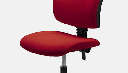 Silla ergonómica operativa, de respaldo medio, acojinados de asiento y respaldo de poliuretano moldeado, tapizada en tela roja.